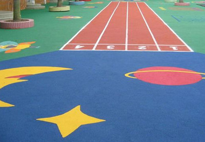 幼兒園室外塑膠地面施工注意事項(xiàng)和塑膠場(chǎng)地做法是什么？